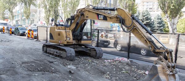 Экскаватор на бульваре Негруцци - Sputnik Молдова