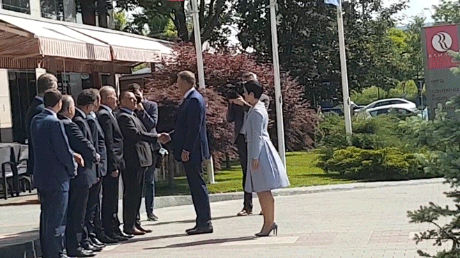 Klaus Iohannis la uzina Automobile Dacia de la Mioveni Klaus Iohannis la uzina Automobile Dacia de la Mioveni - Sputnik Moldova-România