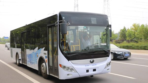 Самоуправляемый автобус провез пассажиров по загородной трассе в Китае - Sputnik Moldova-România