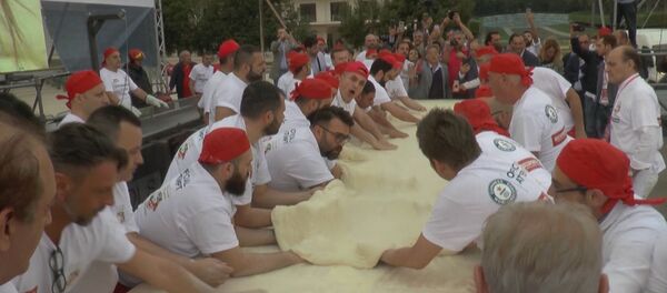 Самую длинную жареную пиццу приготовили в Неаполе - Sputnik Молдова