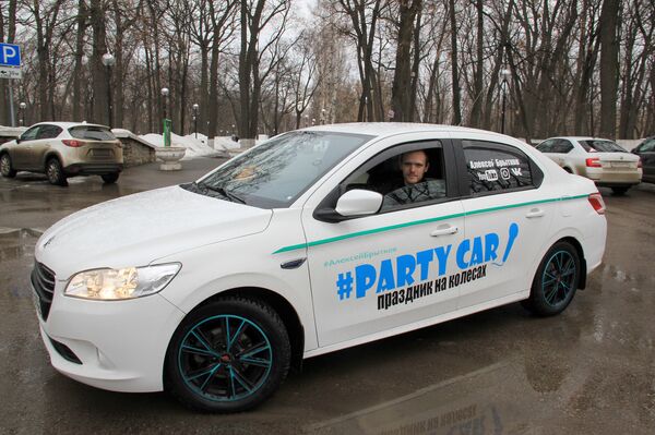 Караоке-такси Party Car и его владелец Алексей Караоке-такси Party Car и его владелец Алексей - Sputnik Молдова