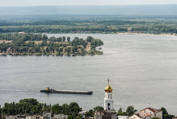 Баржа на Волге в Самаре. Справа - колокольня Иверского женского монастыря - Sputnik Молдова