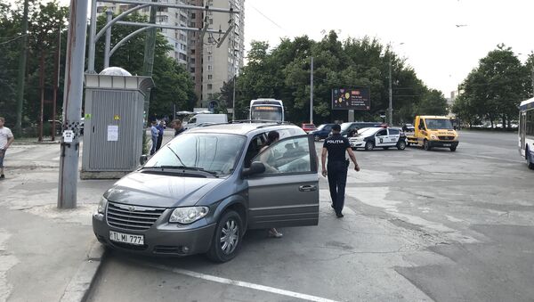 Неправильная парковка мешает электрической самоходке белорусского производства - Sputnik Moldova