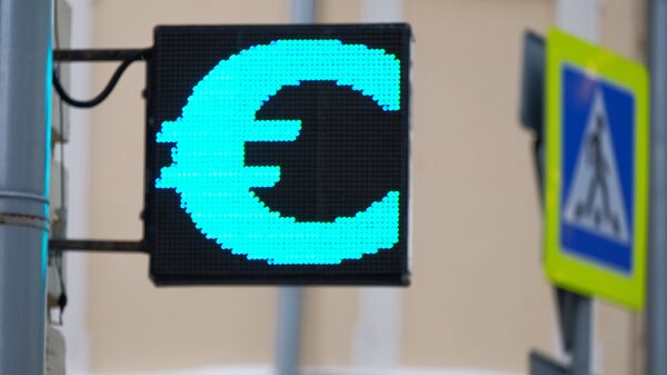 Знак евро на электронном табло курса валют. - Sputnik Молдова