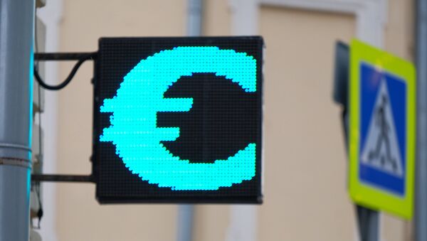 Знак евро на электронном табло курса валют. - Sputnik Молдова