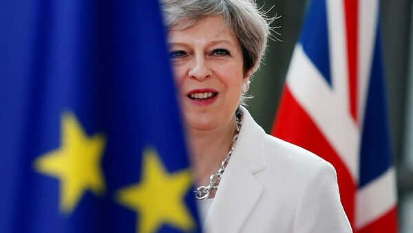 Theresa May între drapelul UE și cel al Marii Britanii - Sputnik Moldova