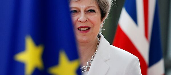 Theresa May între drapelul UE și cel al Marii Britanii - Sputnik Moldova