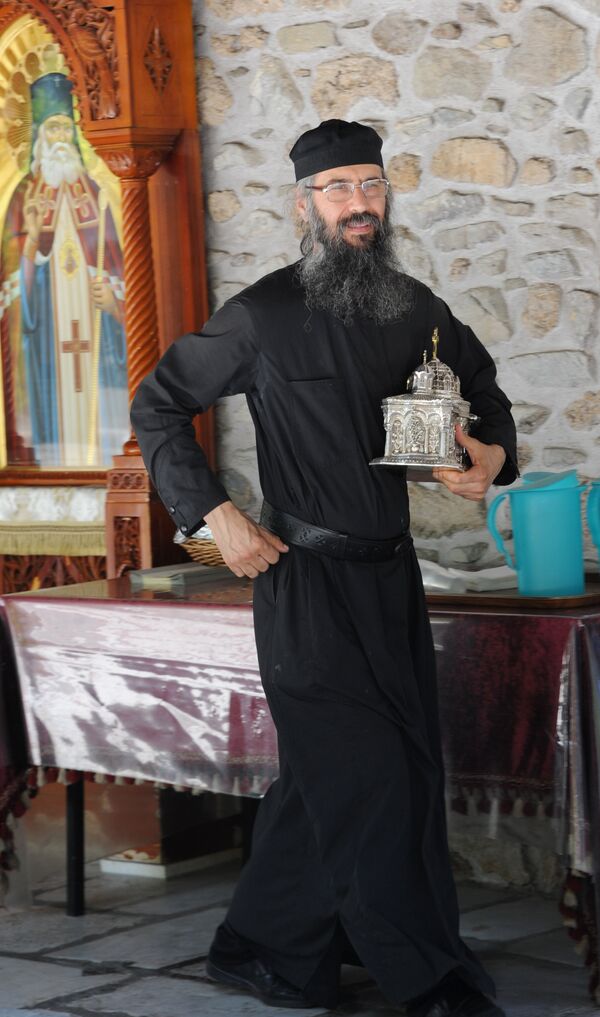 Монах мужского монастыря Панагия Довра (XII век) несет ковчег с частицей мощей святителя Луки (Войно-Ясенецкого). Монах мужского монастыря Панагия Довра (XII век) несет ковчег с частицей мощей святителя Луки (Войно-Ясенецкого). - Sputnik Молдова