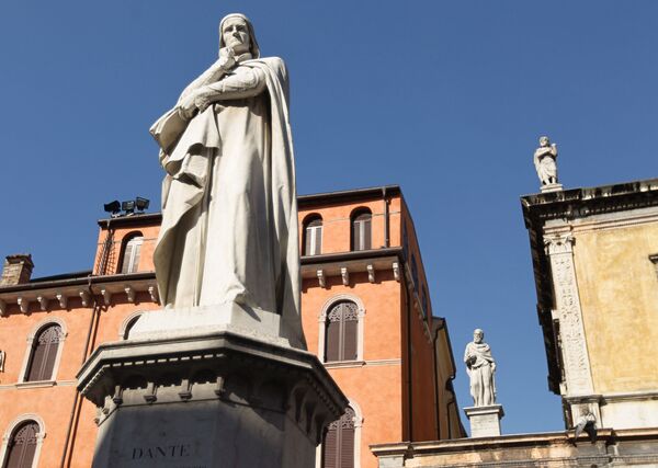 Monumento a Dante in piazza della Signoria a Firenze. - Sputnik Молдова