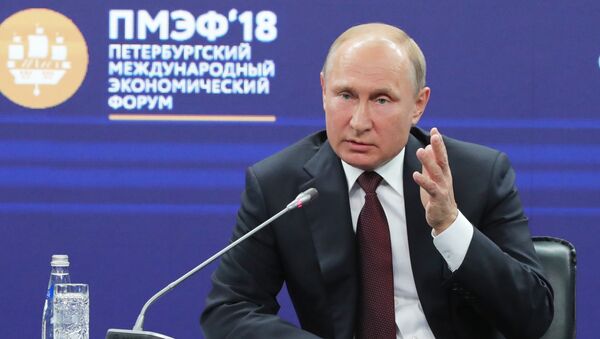 Президент РФ В. Путин принял участие во втором дне работы ПМЭФ - 2018 - Sputnik Молдова