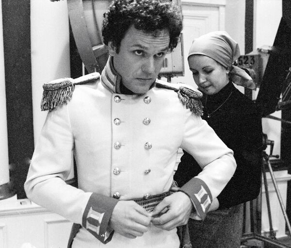 Артист Николай Еременко примеряет костюм князя Болховского в костюмерной перед съемкой фильма Денис Давыдов Артист Николай Еременко примеряет костюм князя Болховского в костюмерной перед съемкой фильма Денис Давыдов - Sputnik Молдова