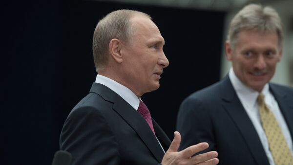 Vladimir Putin și Dmitri Peskov - Sputnik Moldova-România