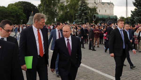 Vladimir Putin și Dmitri Peskov - Sputnik Moldova-România