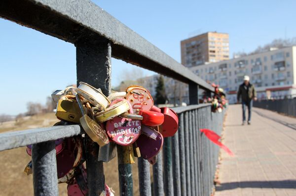 Символ крепкой любви на ограде моста в Нижнем Новгороде Символ крепкой любви на ограде моста в Нижнем Новгороде - Sputnik Молдова