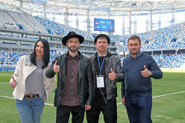 Марат, Аня и братья Крестовские из группы УмаТурман на стадионе “Нижний Новгород” Марат, Аня и братья Крестовские из группы УмаТурман на стадионе “Нижний Новгород” - Sputnik Молдова