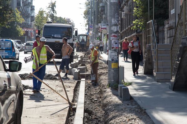 Рабочие укладывают бордюр на улице Василе Александри - Sputnik Молдова