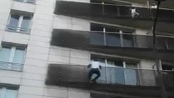 Мигрант во Франции спас ребенка, висящего на балконе пятого этажа - Sputnik Молдова