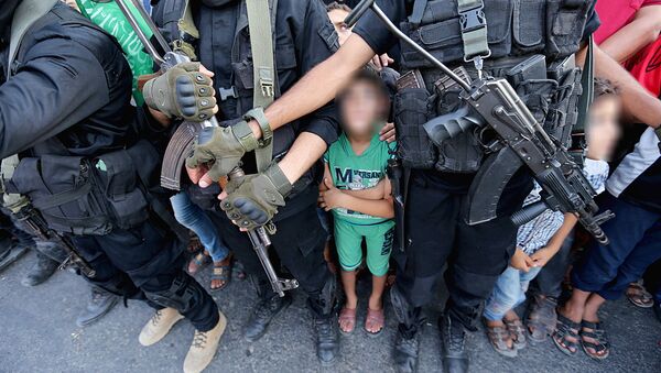 Copil între militanți HAMAS, Fâșia Gaza - Sputnik Moldova