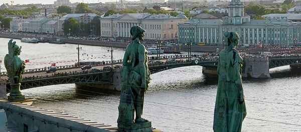 Скульптуры на крыше Эрмитажа. Вид на Дворцовый мост - Sputnik Молдова