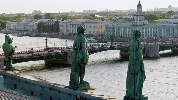Скульптуры на крыше Эрмитажа. Вид на Дворцовый мост - Sputnik Молдова