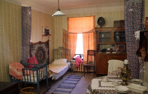 Интерьер комнаты коммунальной квартиры на выставке Коммунальный рай, или Близкие поневоле в Особняке Румянцева, Санкт-Петербург - Sputnik Молдова