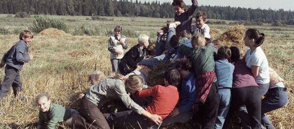 Дети играют в кучу малу - Sputnik Молдова