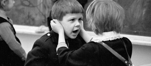 Ученики младших классов средней школы № 632 Бауманского района играют во время перемены - Sputnik Moldova-România