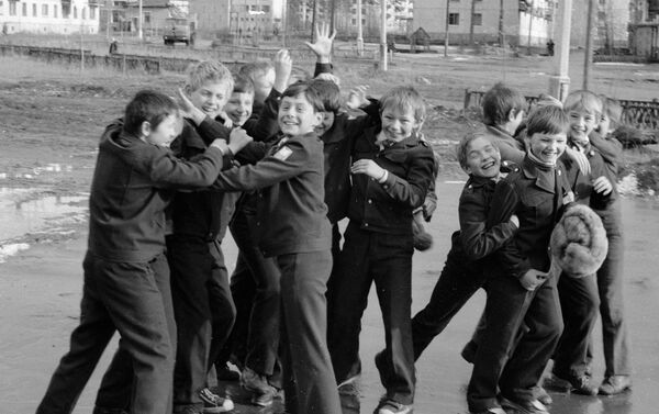 Школьники играют на улице после занятий - Sputnik Молдова