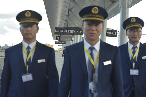 Kenya Railways attendants from China upon arrival from Mombasa in a train launched to operate on the Standard Gauge Railway (SGR) on May 31, 2017 in Nairobi. Kenya Railways attendants from China upon arrival from Mombasa in a train launched to operate on the Standard Gauge Railway (SGR) on May 31, 2017 in Nairobi. - Sputnik Moldova-România