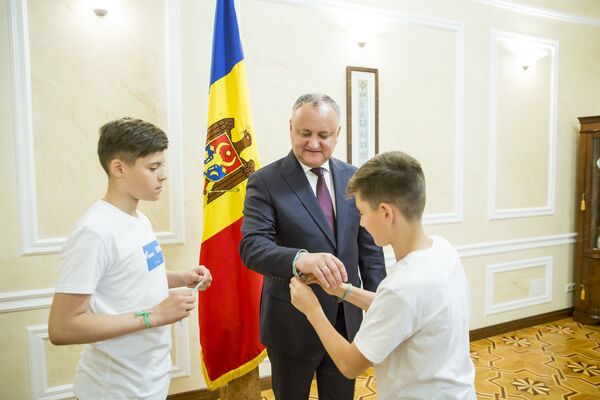 Președintele Igor Dodon și tinerii ambasadori la Campionatul Mondial de Fotbal - Sputnik Moldova