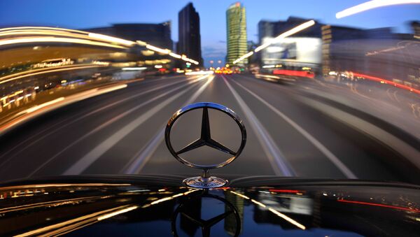Ein Mercedes-Wagen fährt Richtung Potsdamer Platz - Sputnik Moldova-România