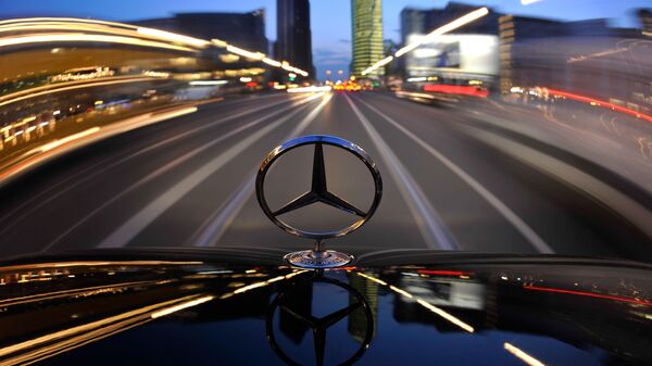 Ein Mercedes-Wagen fährt Richtung Potsdamer Platz - Sputnik Moldova-România