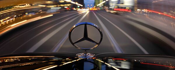Ein Mercedes-Wagen fährt Richtung Potsdamer Platz - Sputnik Moldova
