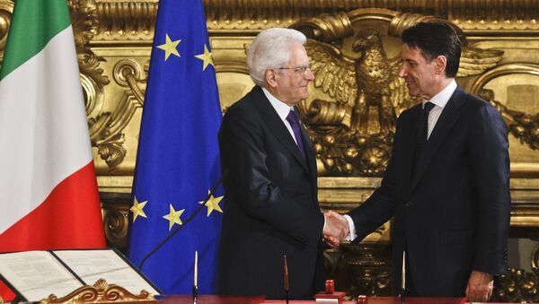 Italian President Sergio Mattarella, left, shakes hands with Premier Giuseppe Conte during the swearing-in ceremony for Italy's new government at Rome's Quirinale Presidential Palace, Friday, June 1, 2018 - Sputnik Moldova-România