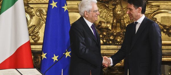 Italian President Sergio Mattarella, left, shakes hands with Premier Giuseppe Conte during the swearing-in ceremony for Italy's new government at Rome's Quirinale Presidential Palace, Friday, June 1, 2018 - Sputnik Moldova-România