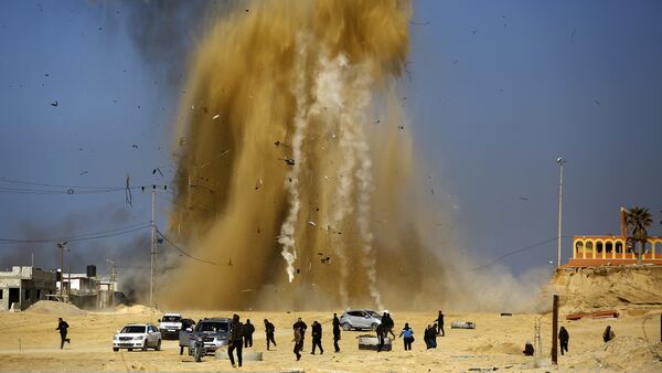 Palestinians run for cover as smoke rises following an Israeli air strike on a Hamas post, in the northern Gaza Strip on February 6, 2017 - Sputnik Moldova-România