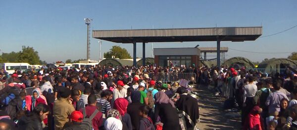 Беженцы выстроились в многометровую очередь перед временным лагерем Хорватии - Sputnik Молдова