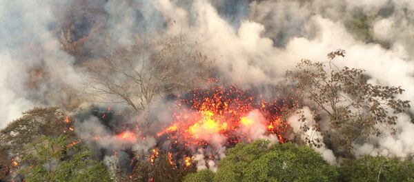 This Wednesday, May 16, 2018, image provided by the U.S. Geological Survey shows lava spattering from an area between active Fissures 16 and 20 photographed at 8:20 a.m. HST, on the lower east rift of the Kilauea volcano, near Pahoa, Hawaii This Wednesday, May 16, 2018, image provided by the U.S. Geological Survey shows lava spattering from an area between active Fissures 16 and 20 photographed at 8:20 a.m. HST, on the lower east rift of the Kilauea volcano, near Pahoa, Hawaii - Sputnik Moldova-România