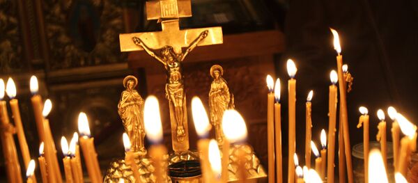 Распятие и свечи Распятие и свечи - Sputnik Молдова