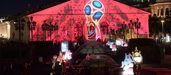 Световое шоу на здании ЦВЗ Манеж, посвященное ЧМ-2018 по футболу Световое шоу на здании ЦВЗ Манеж, посвященное ЧМ-2018 по футболу - Sputnik Молдова