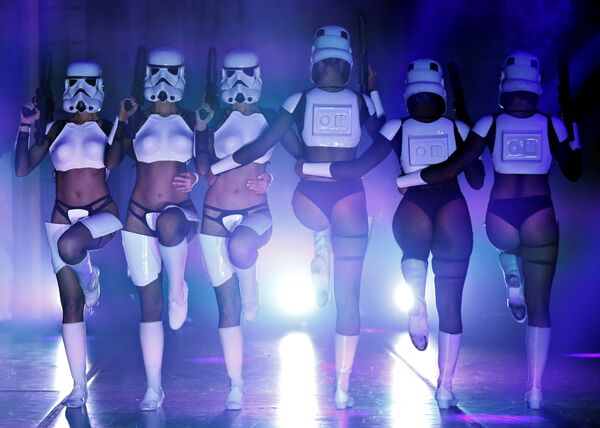 Танцовщицы во время пародийного бурлеск-шоу The Empire Strips Back: A Star Wars Burlesque Parody в Лос-Анджелесе - Sputnik Молдова