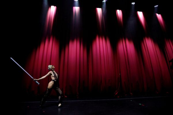 Танцовщица во время пародийного бурлеск-шоу The Empire Strips Back: A Star Wars Burlesque Parody в Лос-Анджелесе - Sputnik Молдова