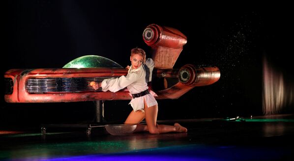 Танцовщица во время пародийного бурлеск-шоу The Empire Strips Back: A Star Wars Burlesque Parody в Лос-Анджелесе - Sputnik Молдова