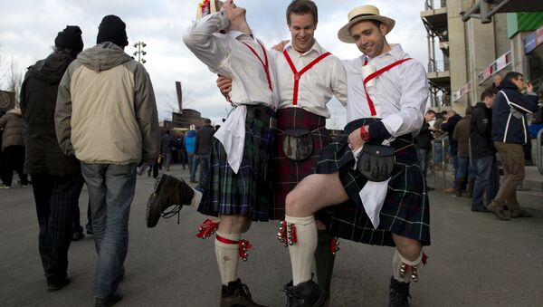 Scotland fans in kilts strike a pose before the start of the Six Nations international rugby union match between England and Scotland at Twickenham Stadium in south-west London on February 2, 2013. - Sputnik Moldova-România