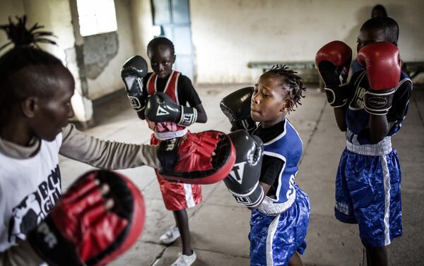 Школа бокса для девочек в Кении - Sputnik Молдова