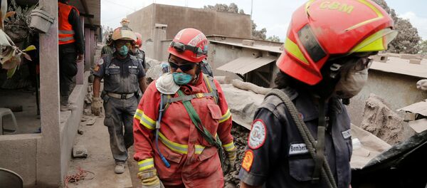 Спасатели работают в поселке, пострадавшем от извержения вулкана Фуэго в Гватемале Спасатели работают в поселке, пострадавшем от извержения вулкана Фуэго в Гватемале - Sputnik Молдова