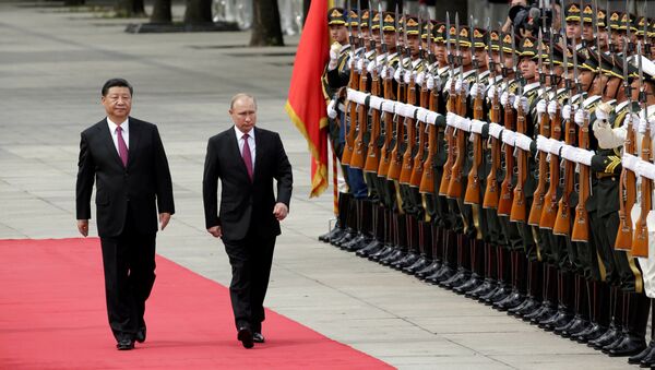 Президент Китая Си Цзиньпин и президент России Владимир Путин на церемонии приветствия возле Большого зала народа в Пекине - Sputnik Молдова