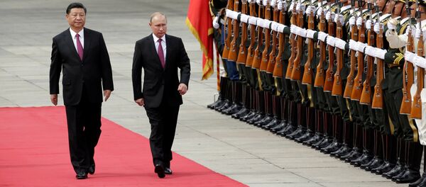 Президент Китая Си Цзиньпин и президент России Владимир Путин на церемонии приветствия возле Большого зала народа в Пекине - Sputnik Moldova-România