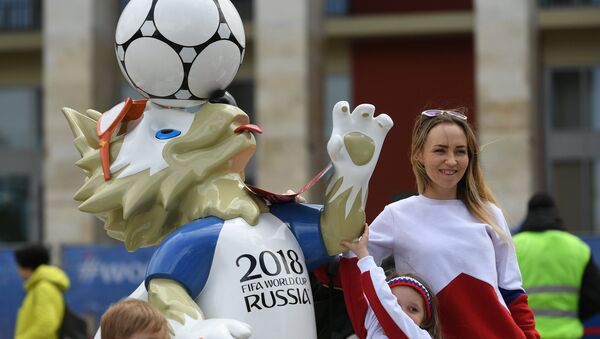 St. Petersburg residents and tourists at the opening of the 2018 FIFA World Cup Football Park. - Sputnik Moldova-România