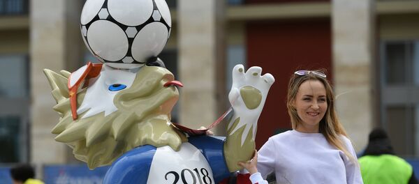 St. Petersburg residents and tourists at the opening of the 2018 FIFA World Cup Football Park. St. Petersburg residents and tourists at the opening of the 2018 FIFA World Cup Football Park. - Sputnik Молдова